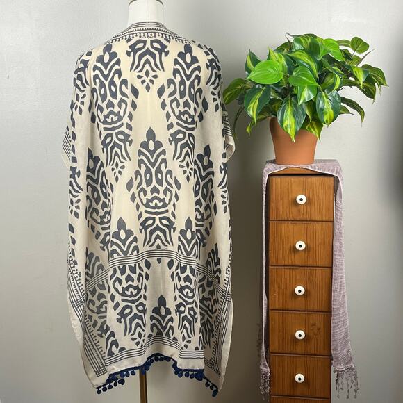 Kimono Coverup Blue & Ivory Aztec Design Open front and sides One Size - Picture 4 of 7
